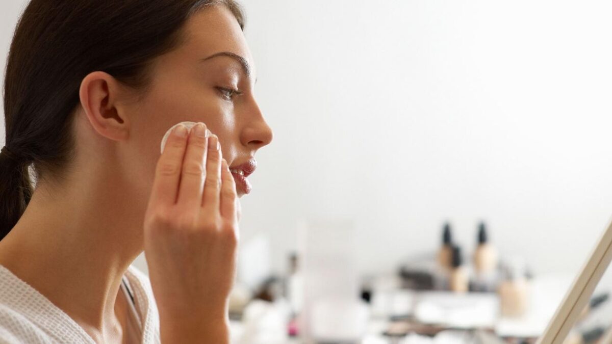 How to Take Care of Your Skin to Reduce Oil